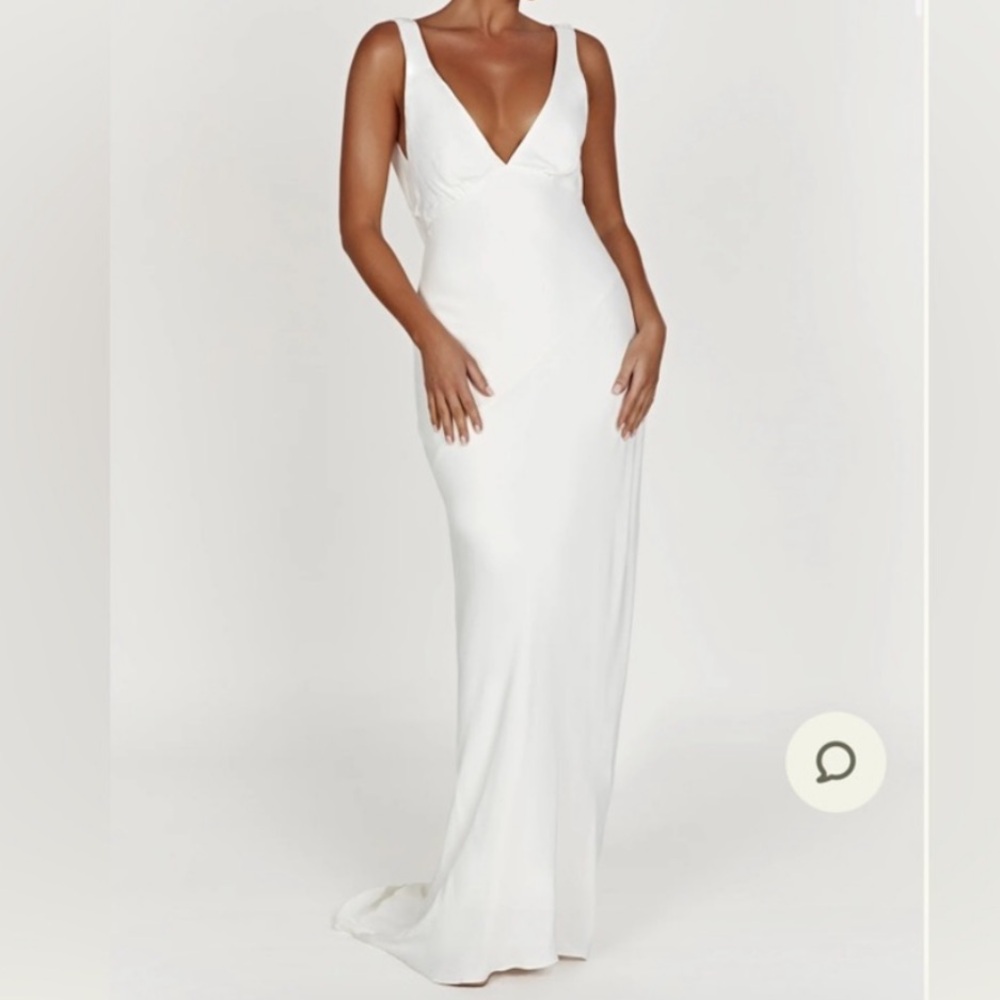 Meshki White Sheath Maxi Dress V-Neck Sleeveless
BRAND NEW WITH TAGS